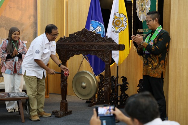 kerjasama dengan ugm untuk kehutanan berkelanjutan